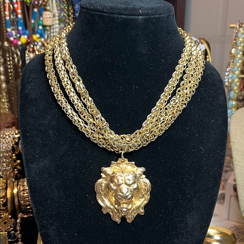 VTG~ Napier Lion necklace